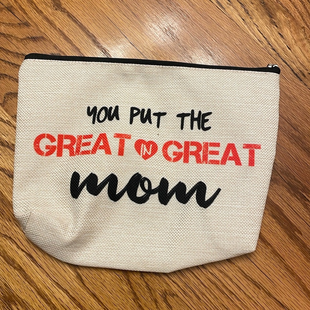 Cosmetic/Toiletry Bag for Mom. Lightweight & Zippered . NEW!